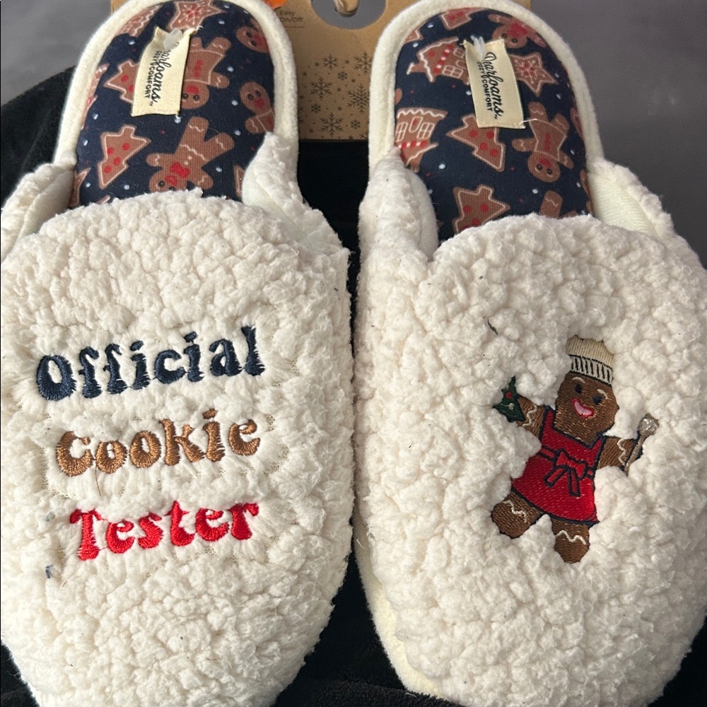 Dearfoams White Slippers with Cookie Design
